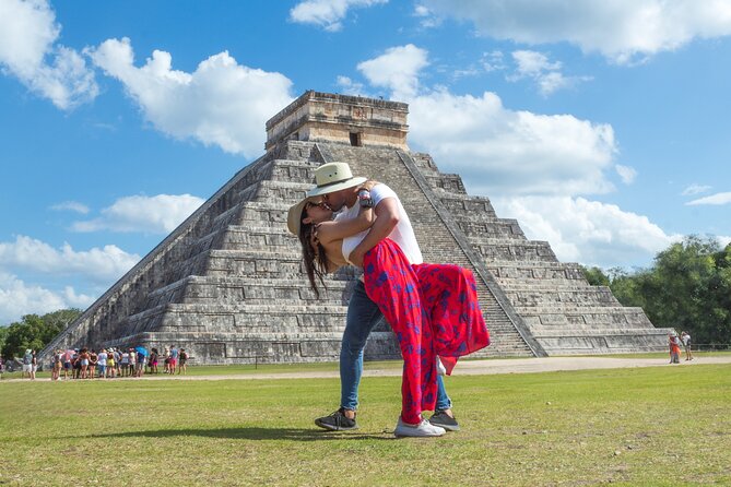 Couple kissing in front of the Chichén Itzá pyramid